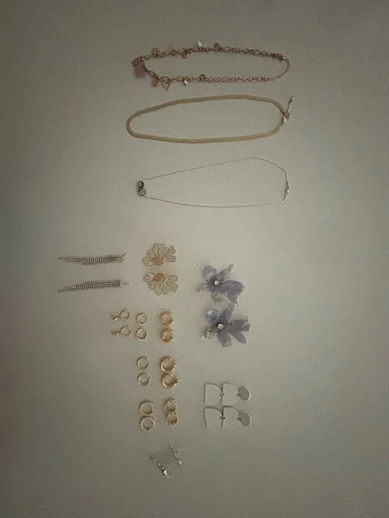 Women’s Jewelry Lot (12 Earrings, 3 Necklaces) - Picture 2 of 3